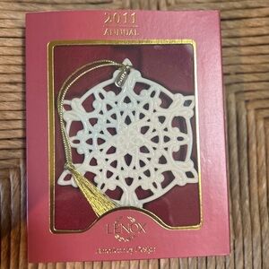 2011 Lenox Christmas ornament